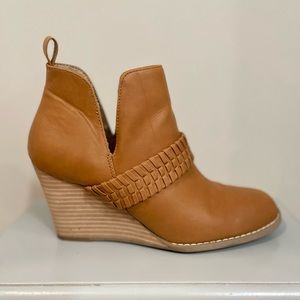 DV Dolce Vita Geneva Bootie Tan